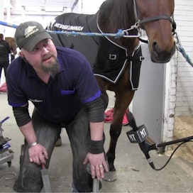 Petri Parkkonen kengittää talliinsa tulleen uuden hevosen ensimmäistä kertaa sunnuntaina ilmestyvässä MT Ravien jaksossa.