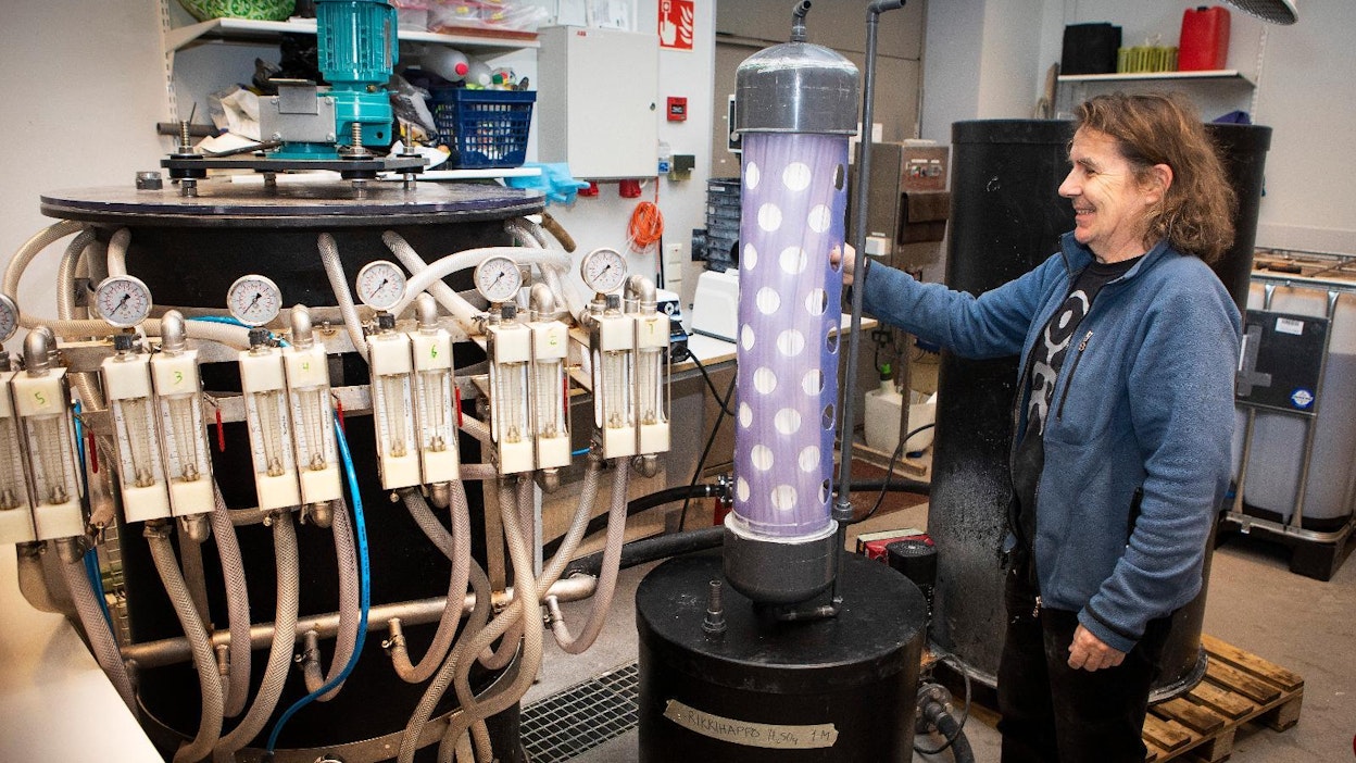 Erikoislaboratoriomestari Antti Louhio esittelee Otaniemessä olevaa laitetta.