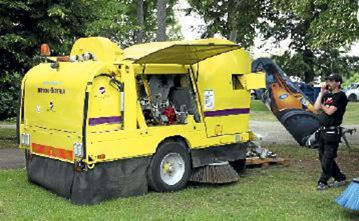 Brodd Gothia -imulakaisukone saa voimansa vetokoneen hydrauliikasta tai voiman ulosotosta. Säiliön koko on 3 100 litraa. Maksimi työnopeus on 20 km/h ja lastauskyky 4 820 kiloa. Omapaino on 5 360 kg. (AT)