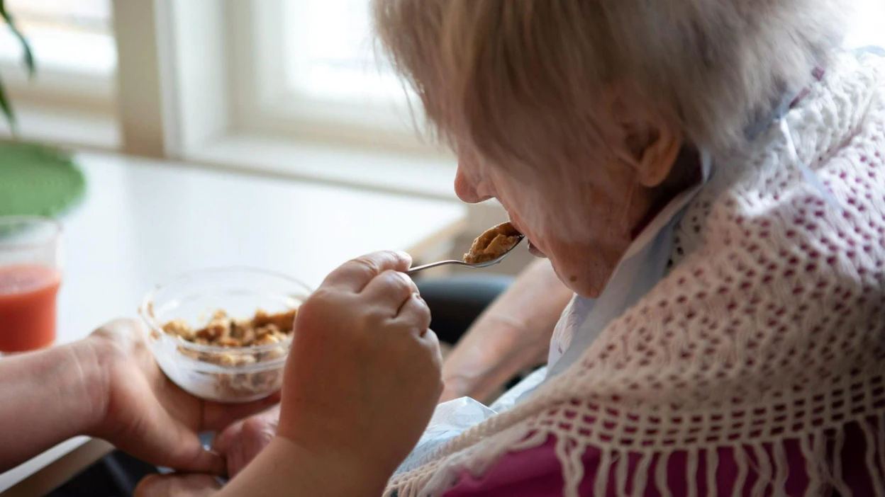 Suurimmat lisäystarpeet kotihoidon henkilöstöön ilmoitettiin Keski-Uudenmaan, Satakunnan, Vantaa-Keravan, Päijät-Hämeen ja Kymenlaakson hyvinvointialueilla. Lehtikuva / Anni Reenpää