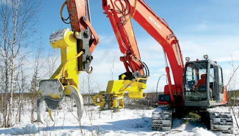 Tähän mennessä näkemistäni jykevimmät energiapuukourat kaivukoneisiin tekee Jorma Haapakoski Haapavedeltä. Malleja on kaksi: 110E ja 130E. Pienempi on 3-käpäläinen, isompi 4-käpäläinen. Katkaisutapa on molemmissa sama. Puu puristetaan leukojen voimalla kouran pohjassa olevaa katkaisuveistä vastaan. Materiaalivahvuuksista ei ole tingitty missään kohti. Siitä kertovat jo painotkin: 550kg/750 kg em. mallijärjestyksessä. Verottomat hinnat ovat vastaavasti 5500 e ja 7500 e.