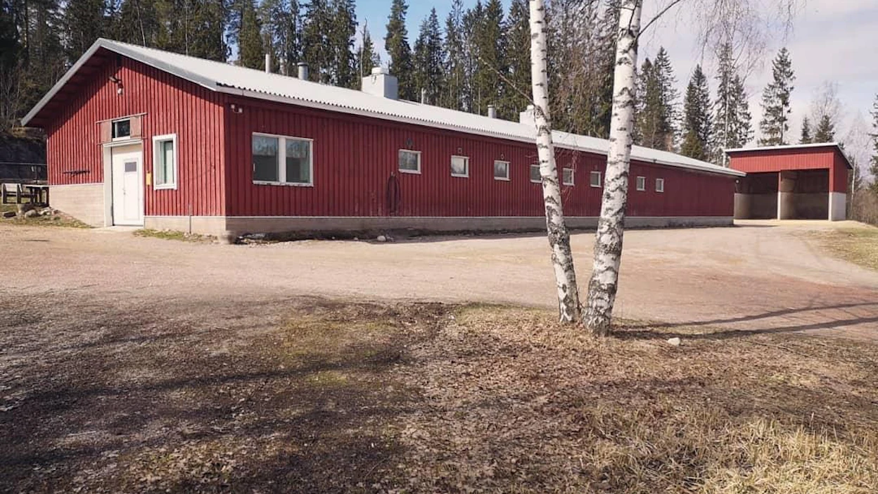 Ratsastuskoulu Amorette Oy on vuokrannut Jokimaalla sijaitsevan Emp-Invest Oy:n omistaman tallin. Valtaosa tallin uusista asukkaista on ratsuja, mutta ravikulmaakin löytyy.