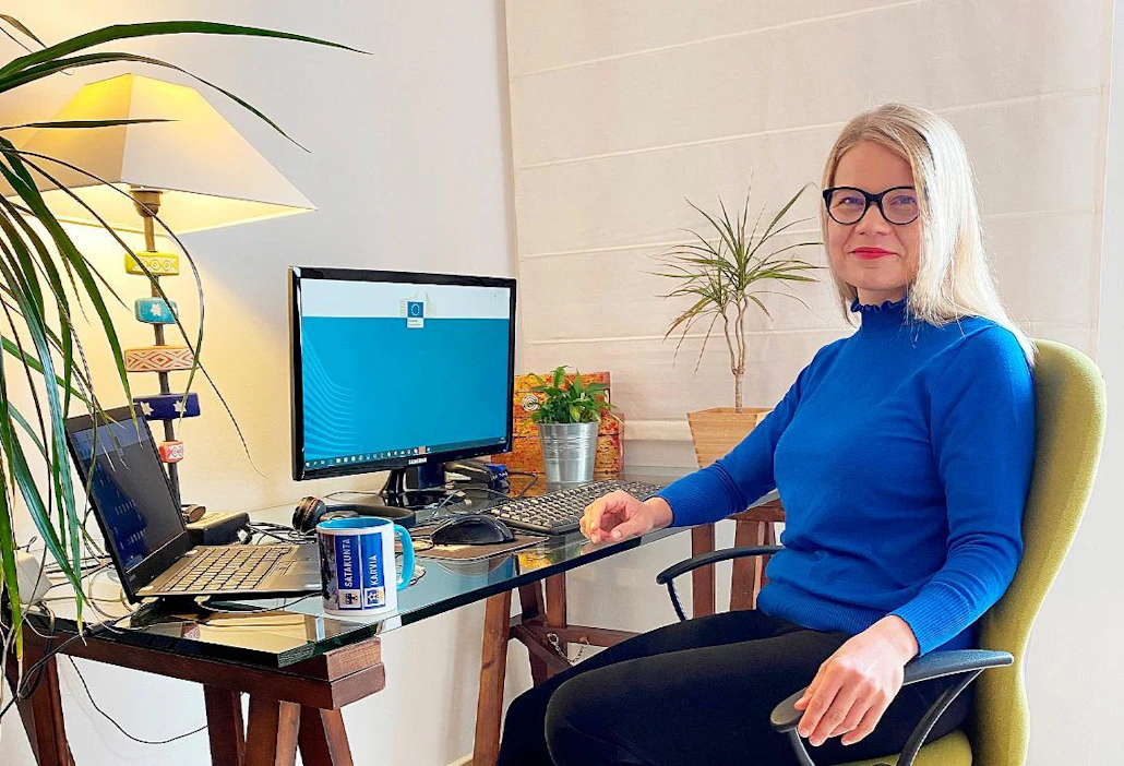 Euroopan komissio on Taru Haapaniemen mielestä hyvä työnantaja. ”Täällä voi todellakin tuntea olevansa ytimessä, kun EU:n maatalouspolitiikasta puhutaan.” Haapaniemi kuvattiin maanantaina kotonaan etätöissä.