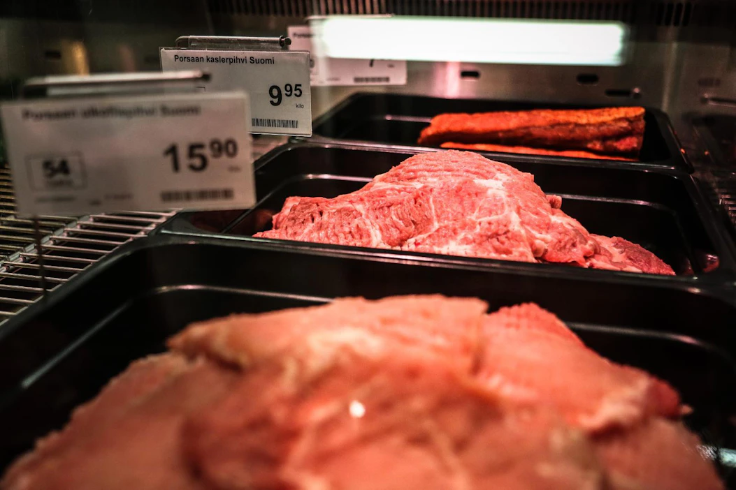 61 aiempaa tutkimusta läpi käyneet tutkijat toteavat, että lihan syönnin vähentämisen terveyshyödyt ovat hyvin pieniä, ja ne tulevat esiin vain silloin, kun tarkastellaan hyvin suuria ihmisjoukkoja.