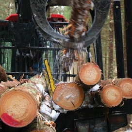 Kuormatraktorin kuljettajalla on vastuullinen tehtävä, harvesterin katkomat puutavaralajit pitää ajaa omiin kasoihinsa. Moipu Sorter -lajittelukarikoilla on mahdollista jakaa kuormatila kahteen tai kolmeen osaan, mikä nopeuttaa työskentelyä.