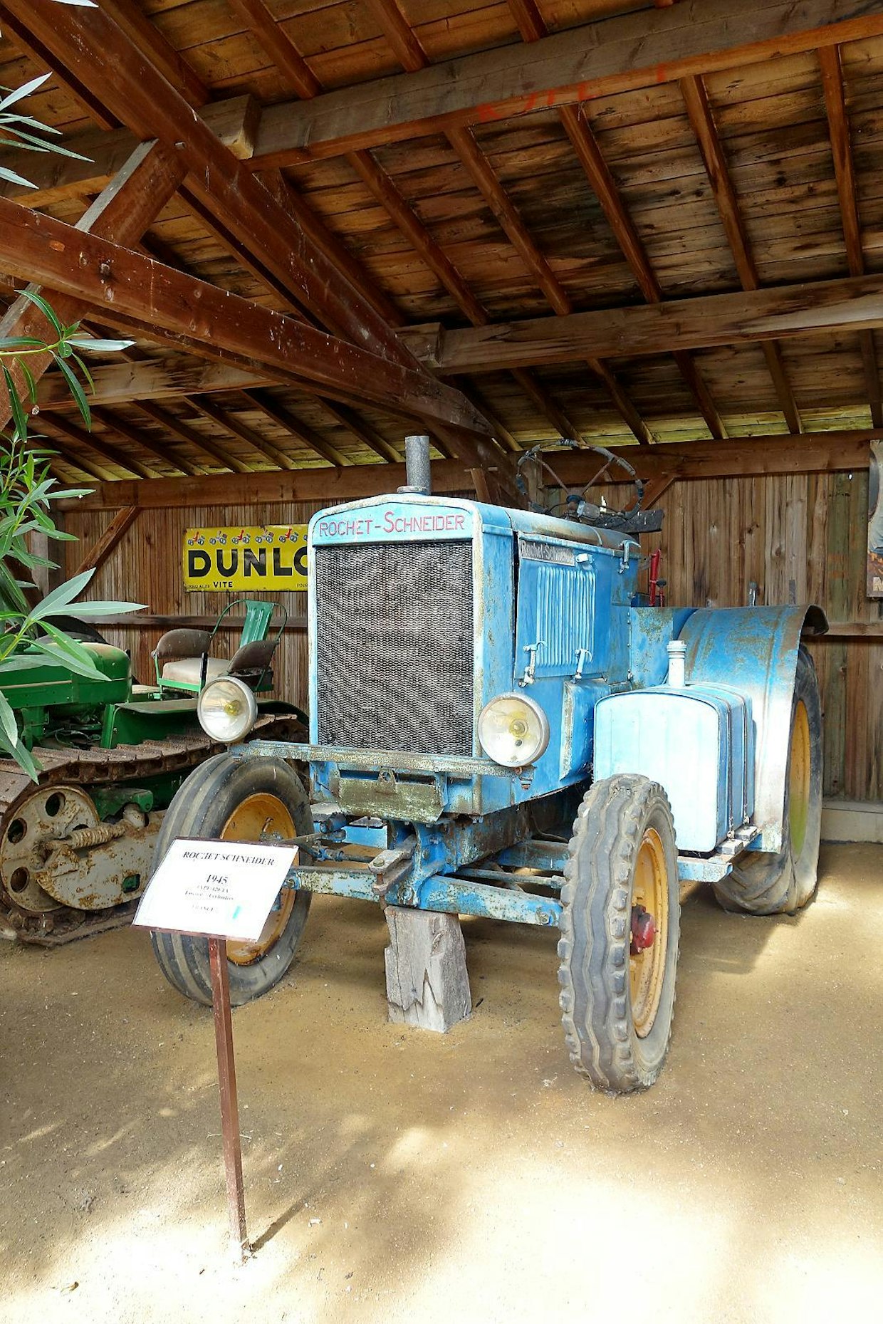 Rochet Schneider on yksi autoilun historian pioneereista. Se aloitti autojen valmistuksen 1800-luvun lopulla. Rochet Schneider 420 TA -traktori vuodelta 1945 on yksi osa Ranskan pyrkimystä koneellistaa sodan jälkeen maatalouttaan. Nelisylinterinen bensiinimoottori antoi voimaa tälle suuri- kokoiselle traktorille.