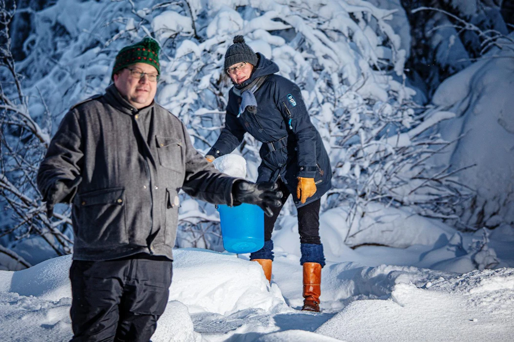Tero ja Kaisu Mustonen asuvat Selkien kylällä Kontiolahdella. Käyttövesi haetaan kaivosta. Pariskunnan perustaman Lumimuutos-osuuskunnan tavoitteena on ennallistaa kymmeniä tuhansia hehtaareja luontoarvonsa menettäneitä alueita. Toimintaan houkutellaan mukaan paikallisia asukkaita ja elinkeinonharjoittajia.