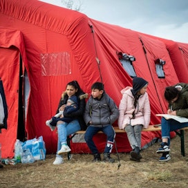YK vetosi tiistaina pikaisen avun saamiseksi Ukrainaan. Kuvassa Ukrainasta paenneita ihmisiä Ukrainan ja Slovakian välisellä rajalla. LEHTIKUVA/AFP