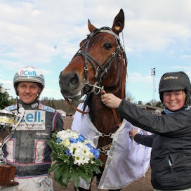 Ulf Olsson sai pikakomennuksen ajotehtäviin ja suoriutui parhaimmalla mahdollisella tavalla. Suomalainen Laura Myllymaa hoitaa persoonallista voittajaa.