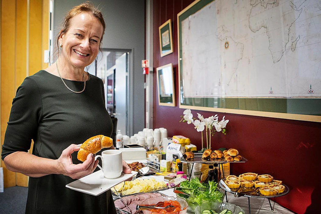 Arja Elina Leino leipoo mieluiten satokausileivonnaisia, kuten nyt suppilovahverosarvia. ”Olen myös hurahtanut pizzoihin, ja juuri nyt tekisin punajuuripizzaa.”
