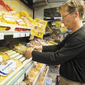 Helsinkiläisen Pikku-Huopalahden Siwan myymäläpäällikkö Jukka Rautio joutuu levittelemään leipiä etteivät hyllyt näyttäisi tyhjiltä. Markku Vuorikari