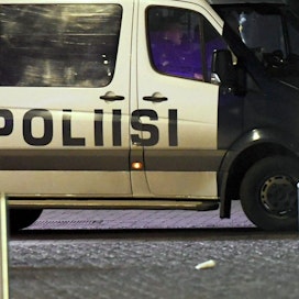 Poliisiauto parkissa Kansalaistorilla Helsingissä.