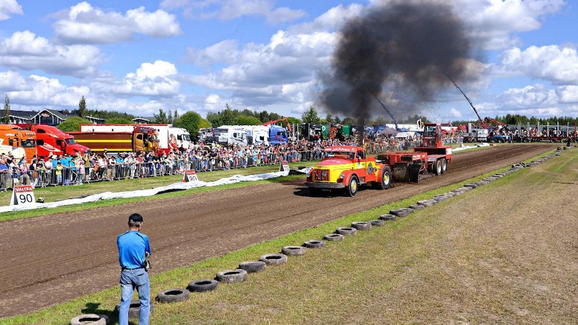 Truck pulling -autot tekivät perjantaina näytösvetoja Alahärmässä. Lauantaina mitellään tosissaan vetokisan mestaruudesta.