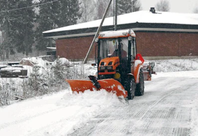 Talven ensimmäinen lumimyräkkä laittoi myös Pronarin töihin.