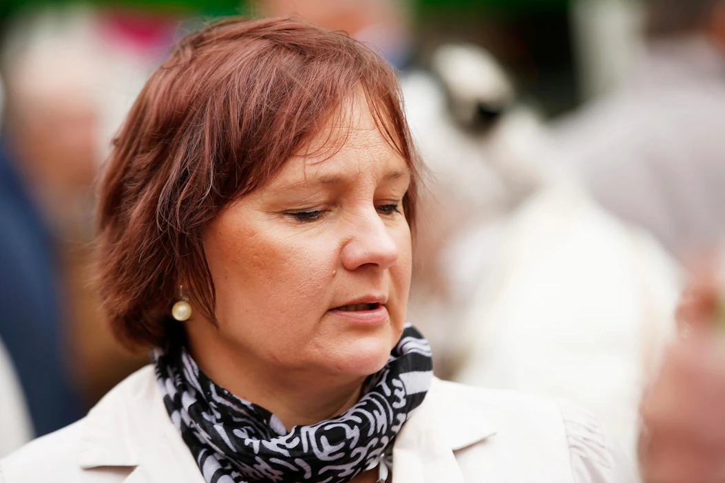 Kansanedustaja Anne Kalmari odottaa, että myös muut ministeriöt seuraavat keskustajohtoisen puolustusministeriön esimerkkiä.
