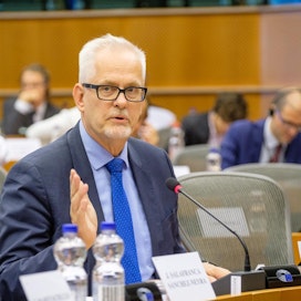 Europarlamentaarikko Petri Sarvamaa (kok.) neuvottelee EU:n metsästrategiasta Brysselissä.