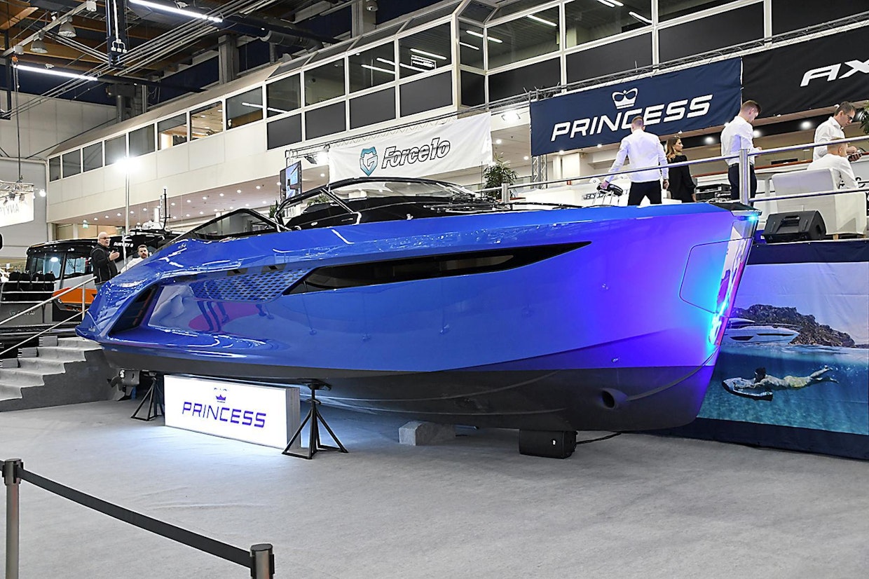 Princess R35 on silmiähivelevän hienosti muotoiltu moottorivene. 10,8 metriä pitkän veneen voimanlähteenä on kaksi Volvon 430 hv:n V8-bensiinimoottoria.