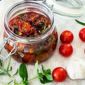 Kuivatut tomaatit maistuvat ruokien lisäkkeenä ja salaateissa. Älä heitä öljyä pois, vaan käytä sitä ruuanlaittoon.