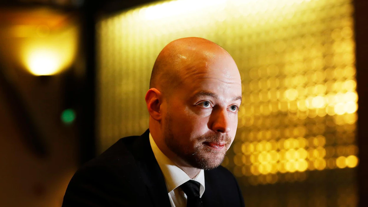 "Lässyttämällä ja pumpuliin laittamalla tämä ei hoidu, vaan näiden nuorten väkivallan kierre on yksiselitteisesti katkaistava", Mikko Kärnä sanoo.
