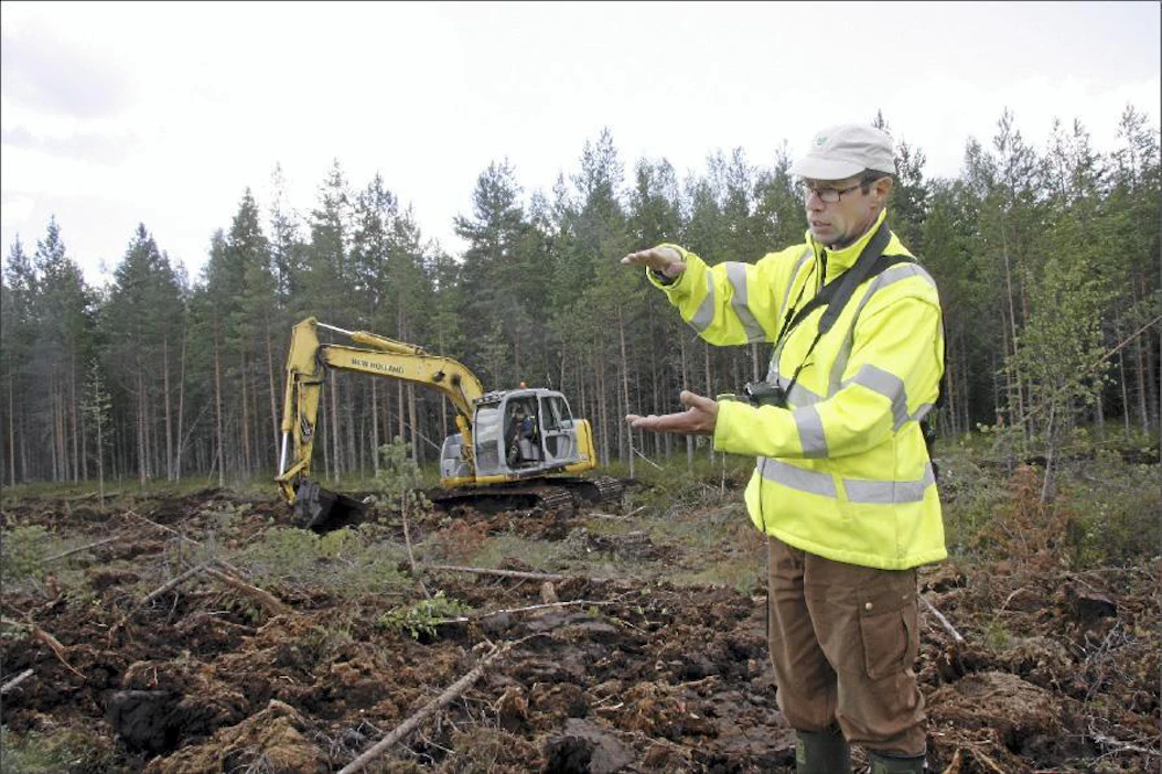 ”Vesi nousee suolle, kun kaivinkone täyttää umpeen nevaa halkovan ojat”, projektipäällikkö Juha Siekkinen havainnollistaa. Jukka Koivula