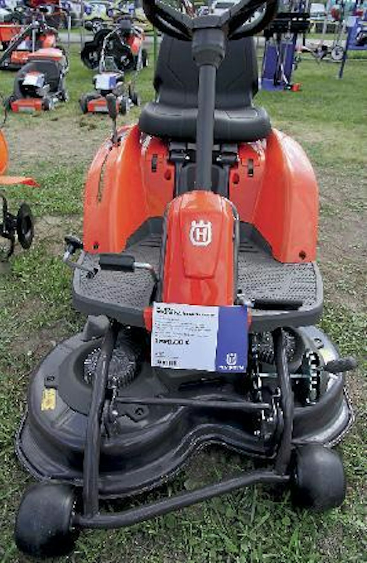Akkukäyttöinen Husqvarna Rider Battery on tarkoitettu omakotitalon nurmialueiden hoitoon. Leikkuuleveys on 85 cm, leikkuukorkeuden 5-portainen säätöalue 25–70 mm, teriä kaksi. Akun kapasiteetti on 135 Ah ja jännite 3 x 12 V. Maksimikäyttöajaksi luvataan 90 min, mikä on tietysti sidoksissa käyttöoloihin. Latausaika on 16 h. Ajomoottorin teho on 1,5 kW, molemmilla terillä on oma 800 watin moottori. Koneen verollinen suositushinta on 3 990 euroa. Oy Husqvarna Ab. (PJ)