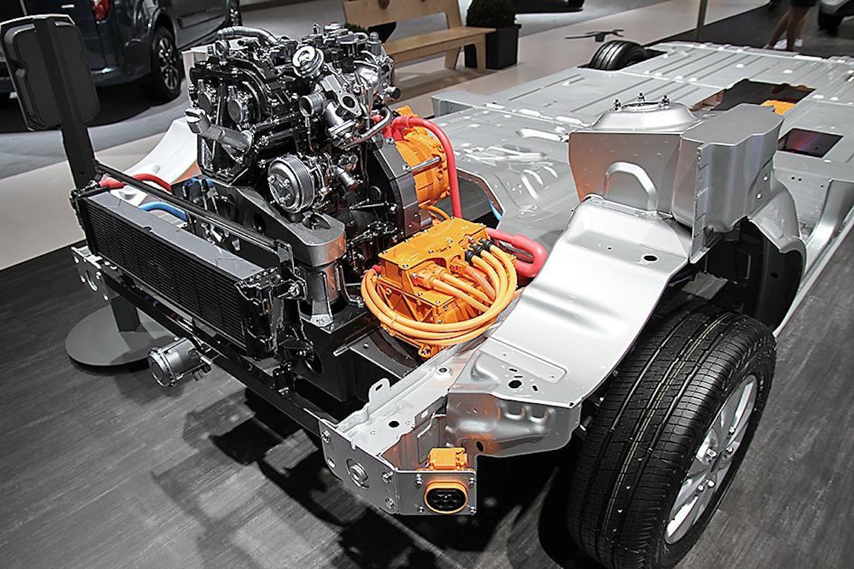 Ford Transit Custom Plug-In-hybridin 14 kWh tehoinen nestejäähdytteinen litium-akusto on sijoitettu lattian alle. Toimintasäde sähköllä on noin 50 kilometriä.
