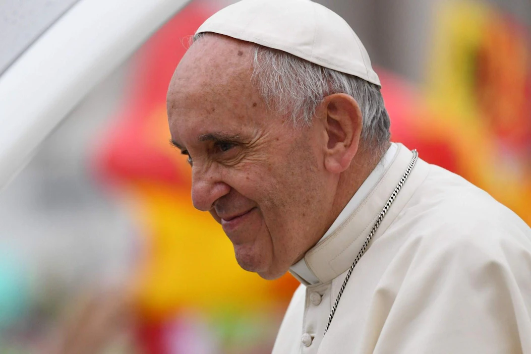 Viime vuonna paavi Franciscus pesi kiirastorstaina turvapaikanhakijoiden jalkoja vastaanottokeskuksessa. LEHTIKUVA/AFP