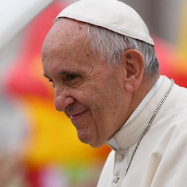 Viime vuonna paavi Franciscus pesi kiirastorstaina turvapaikanhakijoiden jalkoja vastaanottokeskuksessa. LEHTIKUVA/AFP