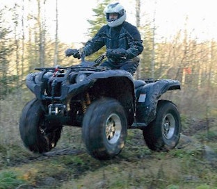 Tässä näkyy selvästi hyöty, jonka huippuvaimentimet antavat maastoajossa.  ã