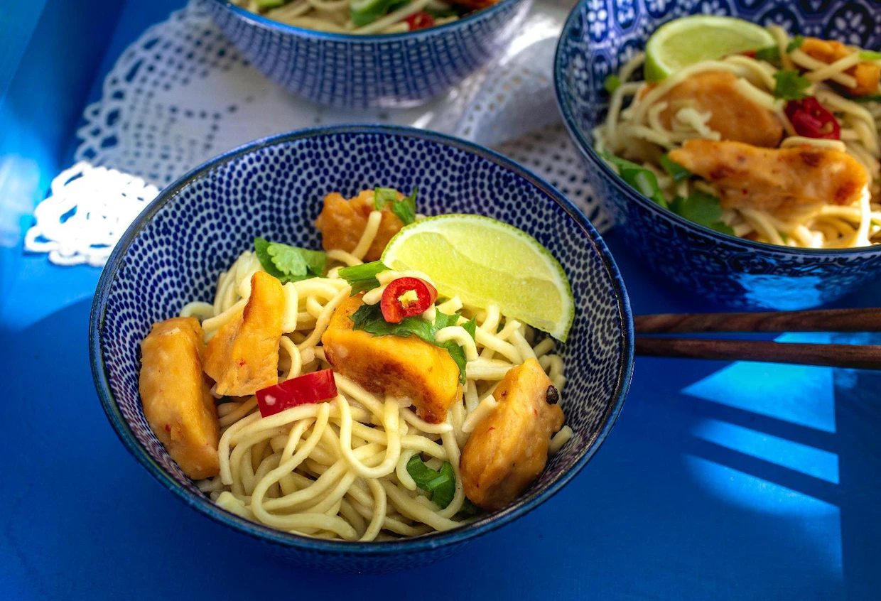 Nuudelisalaatissa maistuvat tuore inkivääri, korianteri, limetti sekä chili.