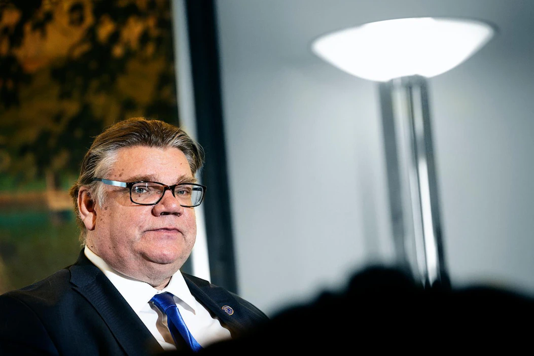Timo Soini paheksuu ay-liikkeiden toimintaa.