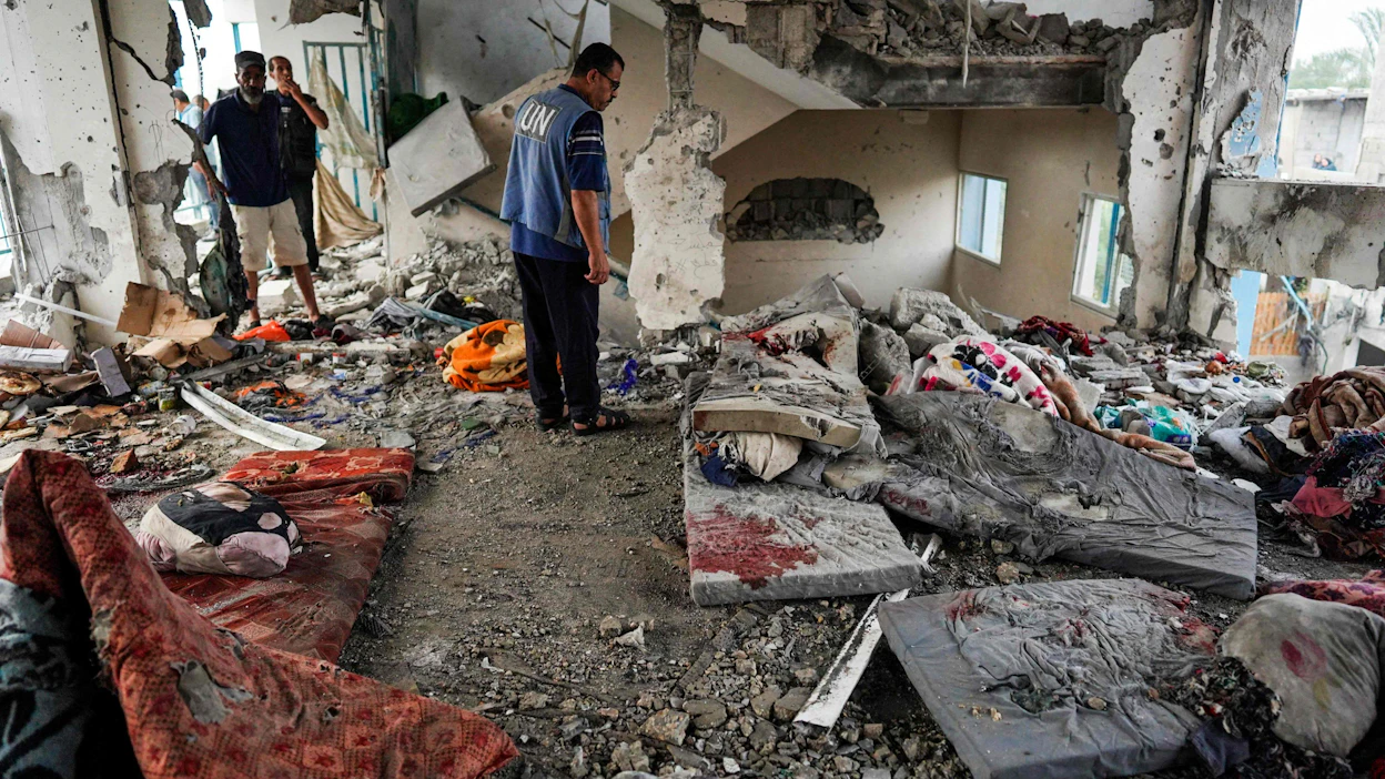 YK:n edustaja tarkasteli torstaina Gazassa vaurioita YK:n palestiinalaispakolaisten avustusjärjestön UNRWA:n koulussa, joihin Israelin asevoimat kertoi iskeneensä. AFP/Lehtikuva.