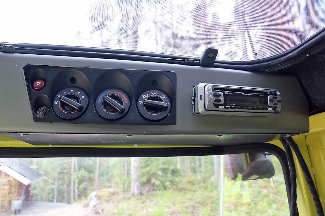 Lämmityslaitteen hallinta ja radio on asennettu katonrajaan. Kattoluukku on mallia Finlandia 2000.