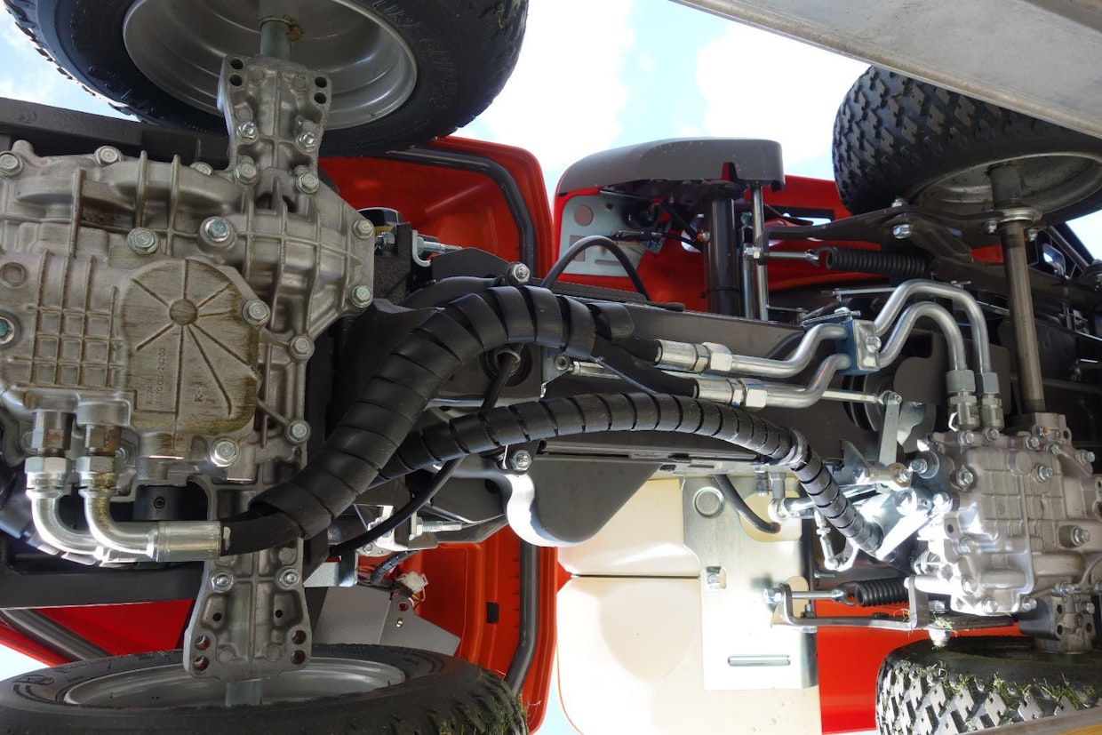 Husqvarnan nelivetoisessa Rider 216 AWD:ssa on taka-akselilla pumpun ja yhden ajomoottorin sisältävä vaihteistokokonaisuus. Se on yhdistetty etuakselin vetolaitteeseen letkujen ja putkien muodostamilla kolmella hydraulilinjalla. Kaksi linjaa ovat varsinaiset moottorilinjat ja kolmas on vuotolinja. Eteenpäin ajettaessa pumpulta tuleva virtaus ohjataan ensin taka-akselin moottorille ja siitä etuakselin moottorille. Peruutettaessa etuakselin ajomoottori saa virtauksen ensimmäisenä. Ajomoottoreiden tilavuus on 10 senttilitraa. Vetolaitteiden valmistaja on Tuff Torq.