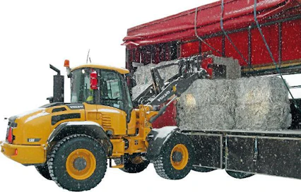 Kone on yksi ensimmäisistä Suomeen luovutetuista L50F-koneista. Koneella on ajettu jo yli 700 tuntia. Yksi työtehtävä on paalatun tavaran lastaaminen lähteviin rekkoihin.