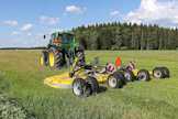 Bednar MZ 6000 -vaakatasomurskain niittämässä Koneviestin viljelymenetelmäkokeen nurmella olevaa päistettä.