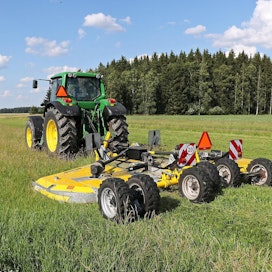 Bednar MZ 6000 -vaakatasomurskain niittämässä Koneviestin viljelymenetelmäkokeen nurmella olevaa päistettä.