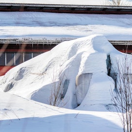 Ympäristökeskus kehottaa tarkkailemaan lumikuormia itäsuomalaisissa hallirakennuksissa, joiden katoissa on pitkä jänneväli.