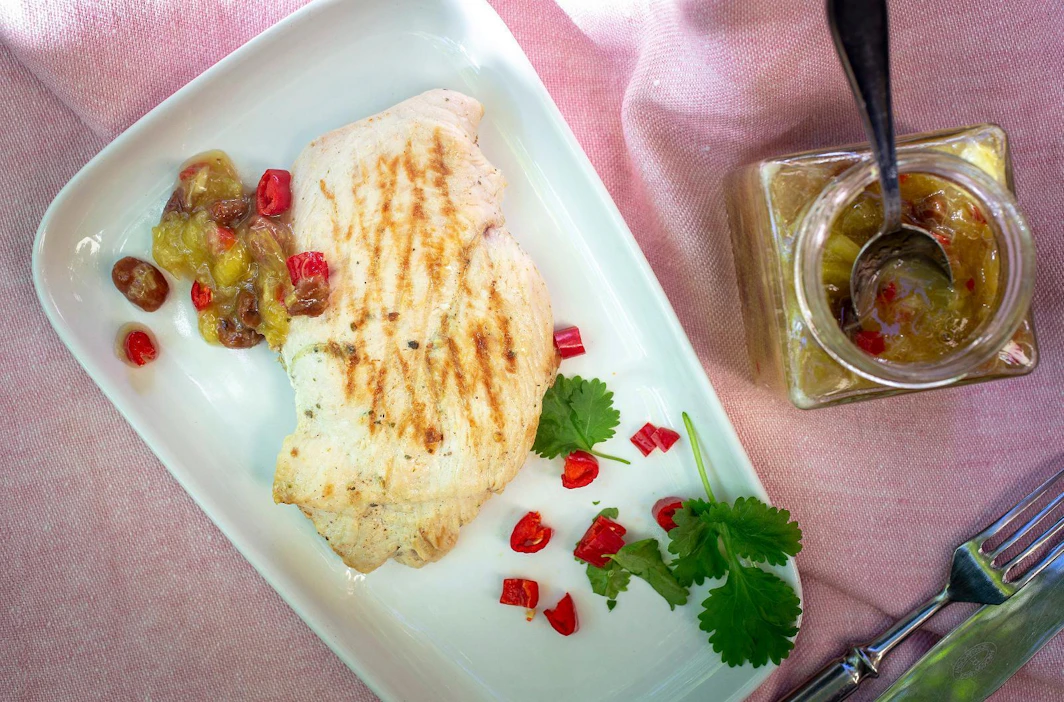 Mausteinen raparperichutney on pirteä lisä grillatulle maalaiskananpojan fileelle.