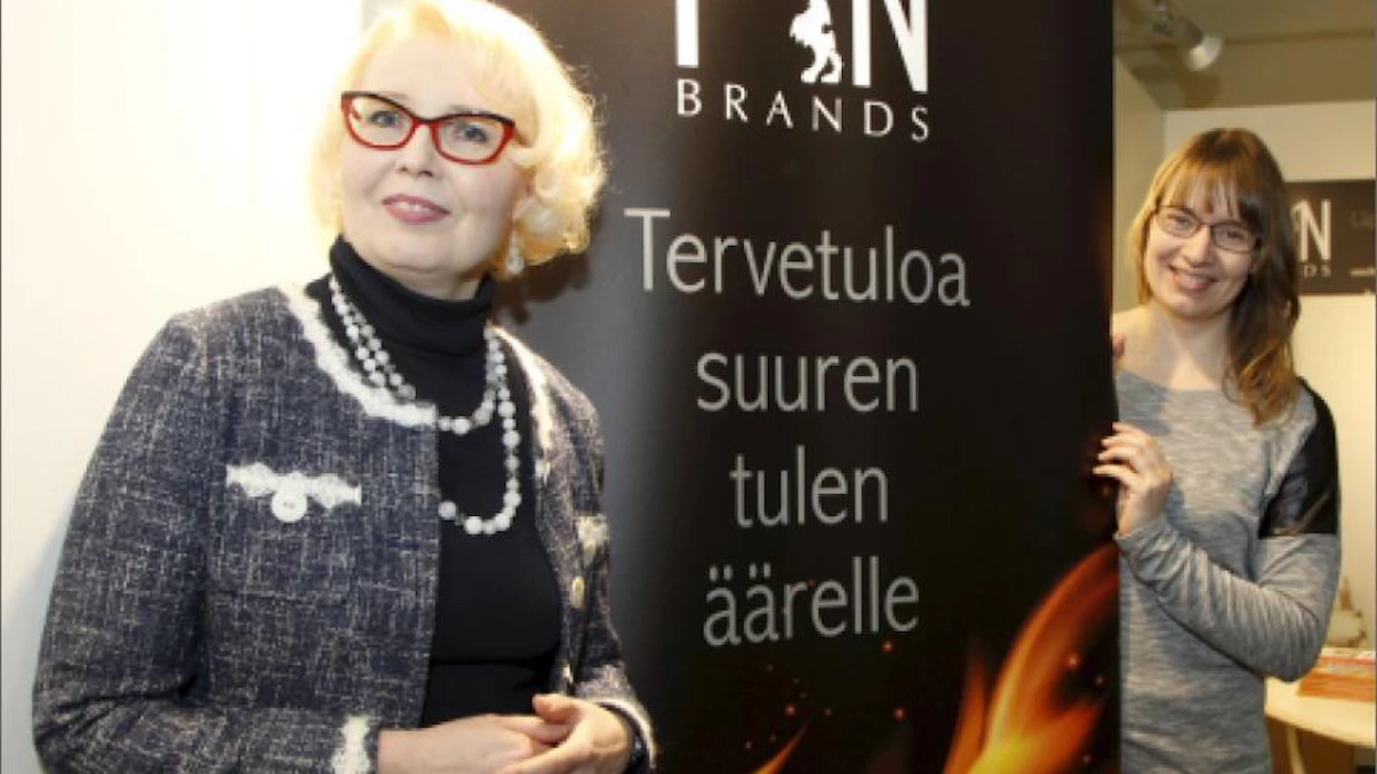 Yrittäjä Tiina Viitanen (vas.) ja yrittäjä, suunnittelija Tea Holsti kokoavat pienyrityksiä verkostoitumaan Fin Brandsiin. Jaana Kankaanpää