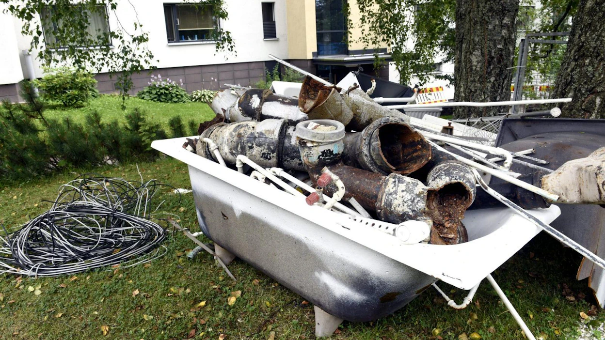 Kohtuullisella paikallakin sijaitsevan taloyhtiön voi olla vaikea saada rahoitusta esimerkiksi putkiremonttiin, jos muita korjauksia ei ole tehty aikanaan. LEHTIKUVA / Heikki Saukkomaa