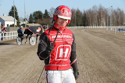 Santtu Raitala nousi kesäkuussa 2020 (42 voittoa) kovaan seuraan: Pekka Korpi, Jorma Kontio, Ahti Antti-Roiko, Antti Teivainen ja Mika Forss ovat samoin ohjastaneet yli 40 voittoa Suomessa kuukauden aikana.