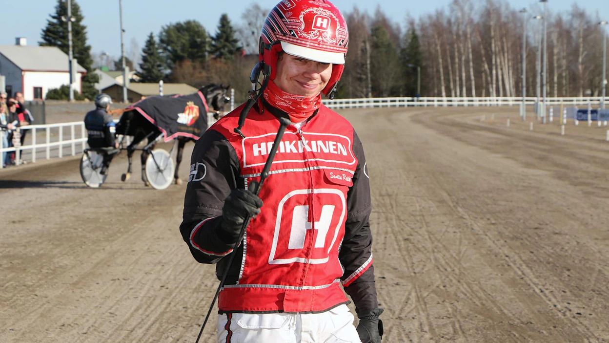 Santtu Raitala nousi kesäkuussa 2020 (42 voittoa) kovaan seuraan: Pekka Korpi, Jorma Kontio, Ahti Antti-Roiko, Antti Teivainen ja Mika Forss ovat samoin ohjastaneet yli 40 voittoa Suomessa kuukauden aikana.