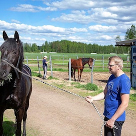 Ville Hakala arvioi raviurheilun olevan paljon haastavampaa kuin toisen hänelle läheisen urheilulajin eli pesäpallon. ”Myös onnistumisen tunteet ovat suurempia. Ja tietysti hevonen on hieno eläin.”