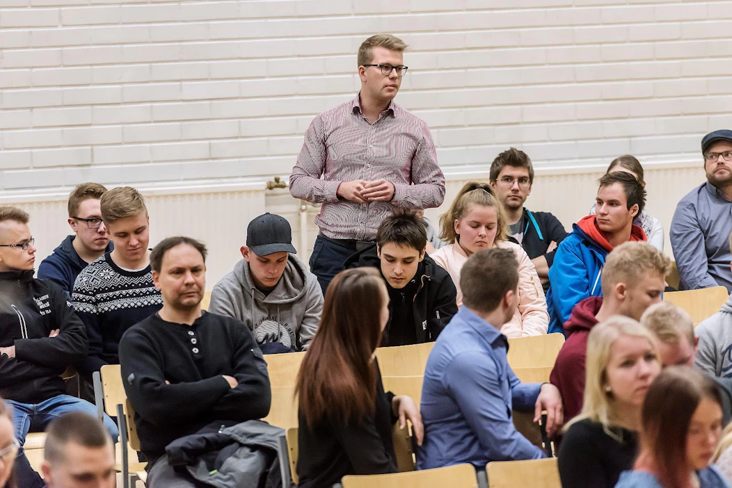 Risto Lahti puhumassa kotimaisen tuotannon menekinedistämiskampanjasta Ilmajoella 1,5 vuotta sitten.