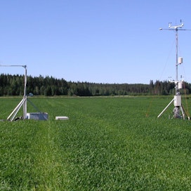 Vasemmalla oleva laite mittaa ilman liikkeitä ja hiilidioksidin pitoisuuksia pellon yllä, oikealla oleva ilman ja maan lämpötilaa sekä auringon säteilyä.