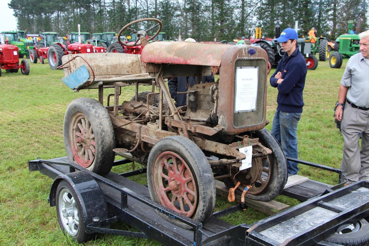 Omatekoisia traktoreita on tehty yhtä kauan kuin teollisesti valmistettujakin. Nykyään niitä väsätään enempi ajankuluksi, mutta aiemmin oli tosi kyseessä. 18-vuotias Ken Cook rakensi vuosina 1932–33 tämän koneen muokkaamaan vihannesmaataan. Englantilaisen Clyno-henkilöauton kavennetulle rungolle on asennettu saman merkkinen moottori, taka-akseli voimansiirtoineen on amerikkalaisesta Overlandista. Kahden perättäisen vaihteiston avulla on nopeudet saatu sopiviksi puutarhakäyttöön.