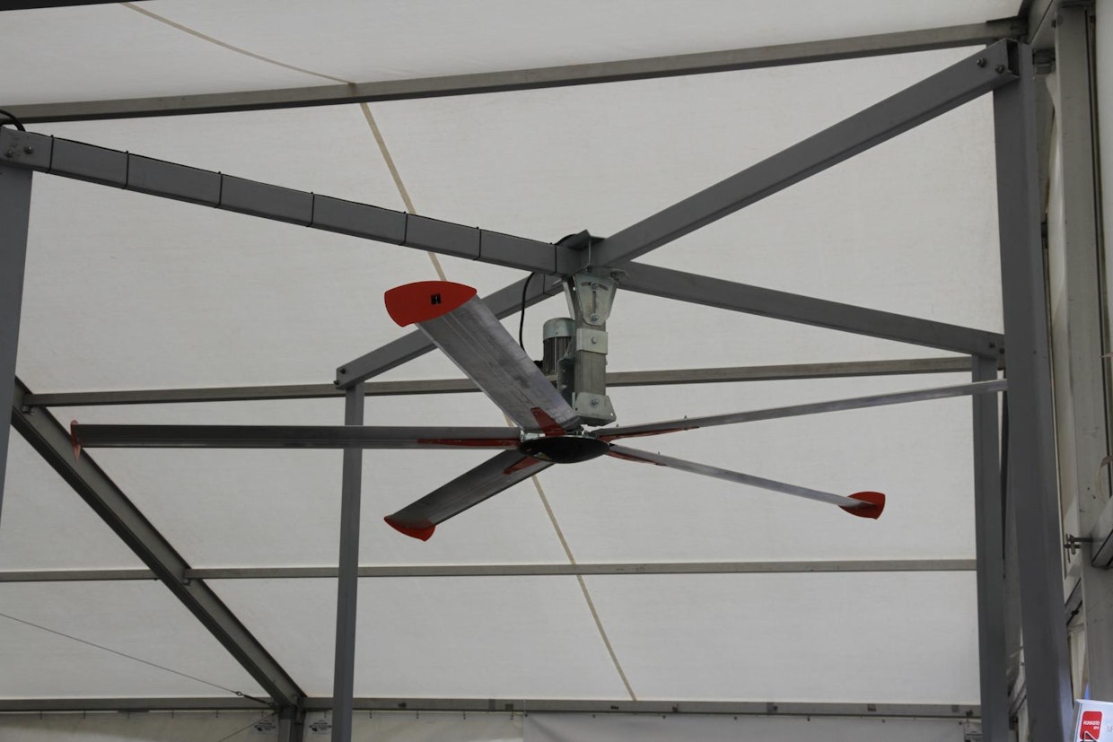 Lypsykonehuolto Mällisen osaston teltassa helpostusta helteeseen toi Helicopter-tuuletin. Suunnanvaihtimen ansiosta tuuletinta voidaan käyttää talvella siirtämään lämpimämpää ilmaa navetan yläosasta takaisin alas kuivattamaan sisätiloja. Helicoptereiden ilman siirtokyky on mallista riippuen valmistajan mukaan 160 000–400 000 kuutiota tunnissa. Tuulettimien halkaisijat ovat 330–690 senttiä. (JuL)