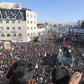 Sadattuhannet surijat ovat täyttäneet Suleimanin kotikaupungin Kermanin kadut. Hautajaissaattue äityi rynnistykseksi. Lehtikuva/AFP
