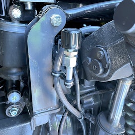 Nykyaikaisessa traktorissa vaihdettavia huohottimia voi olla enemmän kuin yksi, jos öljytilat ovat erilliset. Valtra N175 Versussa sekä hydrauliikan että vaihteiston huohottimet ovat helposti saavutettavissa. Kuvassa näkyy vaihteiston huohotin, jonka vaihtoväli on 2 400 h, elleivät käyttöolosuhteet vaadi tiheämpää vaihtoa. Hydrauliikan huohotin on konetilan yläosassa etulasin etupuolella ja sen vaihtoväli normaalioloissa on 1 200 h.